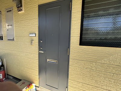 玄関ドア塗装工事完了後の仕上がり確認写真　奈良市ハイツで耐久性と見た目を改善