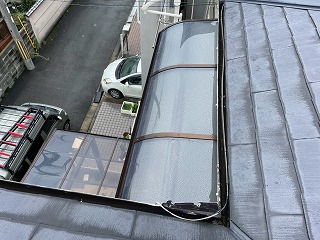 張替え途中のテラス屋根