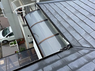 張替え途中のテラス屋根