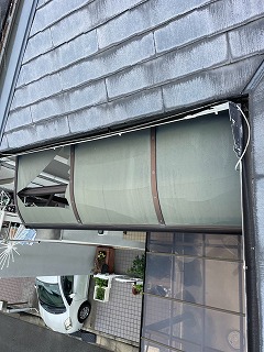 施工前の割れた波板