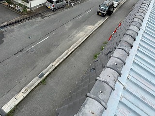 道路沿いの屋根端部