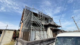 足場を設置した住宅外観