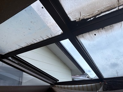 橿原市にて強風の影響でテラス屋根が割れた！火災保険の適用の可能性！