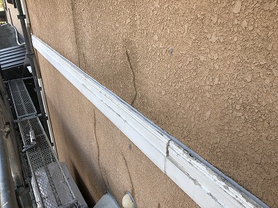 外壁と幕板のひび割れ