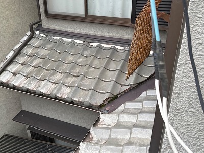 下屋根の壁際の瓦