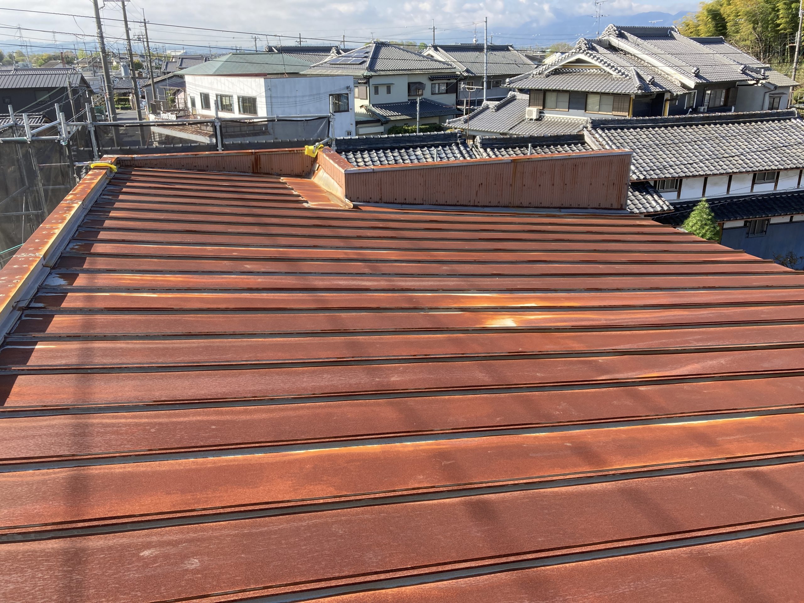 磯城郡三宅町にてトタン屋根の塗装工事！サビがひどい状況で！雨漏りも止まり綺麗になりました！