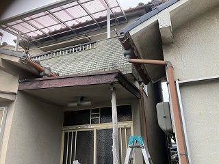大和郡山市 雨漏り前の玄関屋根の劣化状況