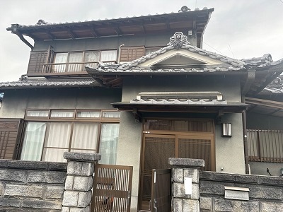 大和郡山市で天井雨漏りの原因調査！和瓦屋根の谷板金に穴と玄関上にすき間