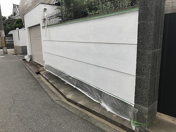塀の中塗り終了