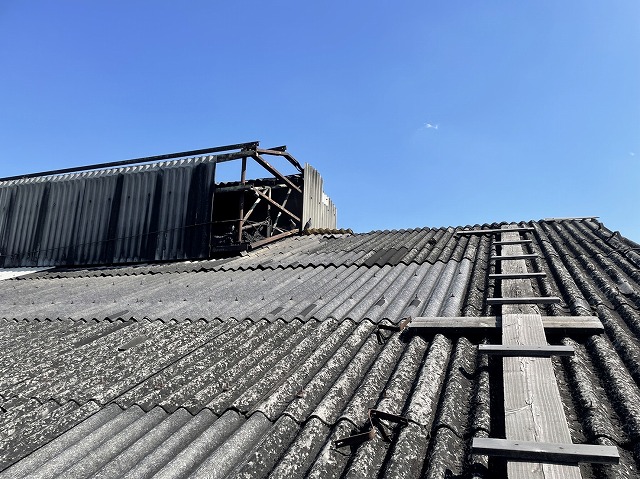 工場倉庫のスレート屋根の劣化