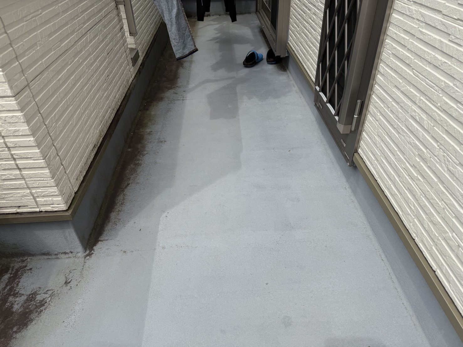 生駒市ベランダFRP防水黒ずみ劣化状況