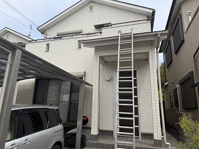 三郷町にて2階建てスレート屋根のひび割れ、棟板金カビ無料点検