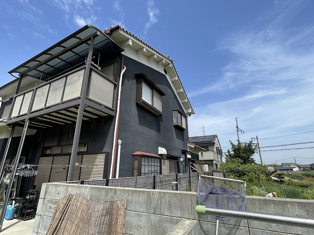 田原本町で天井雨漏り谷板金の表面が変色し腐食や穴空き漆喰剥がれ