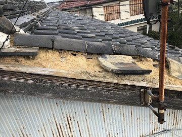 損傷した2階の屋根