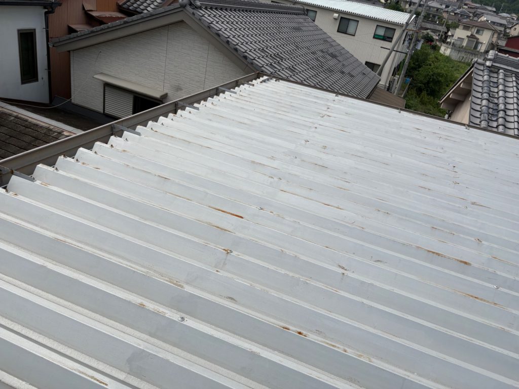 錆が点在する折半屋根