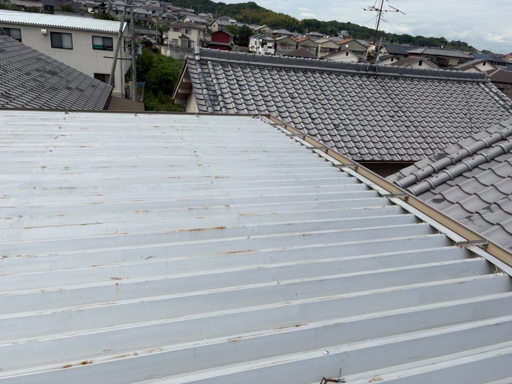 色あせた折半屋根表面