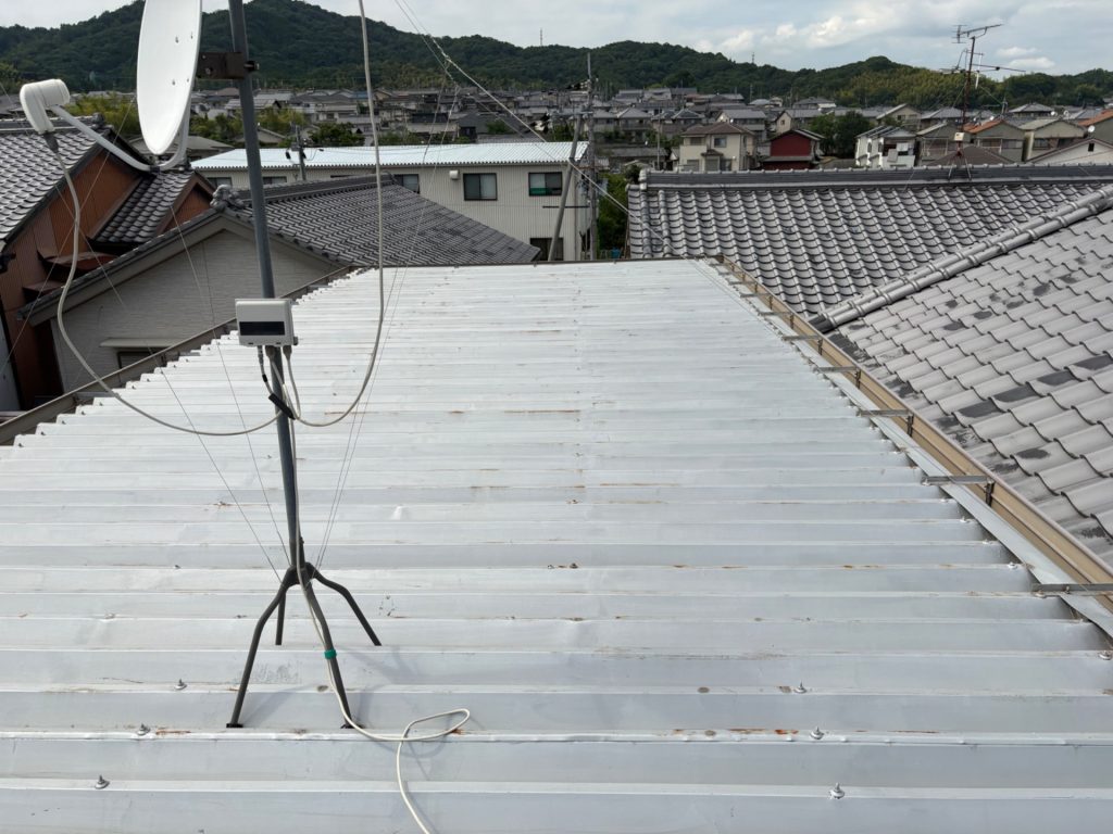 斑鳩町の折半屋根全景