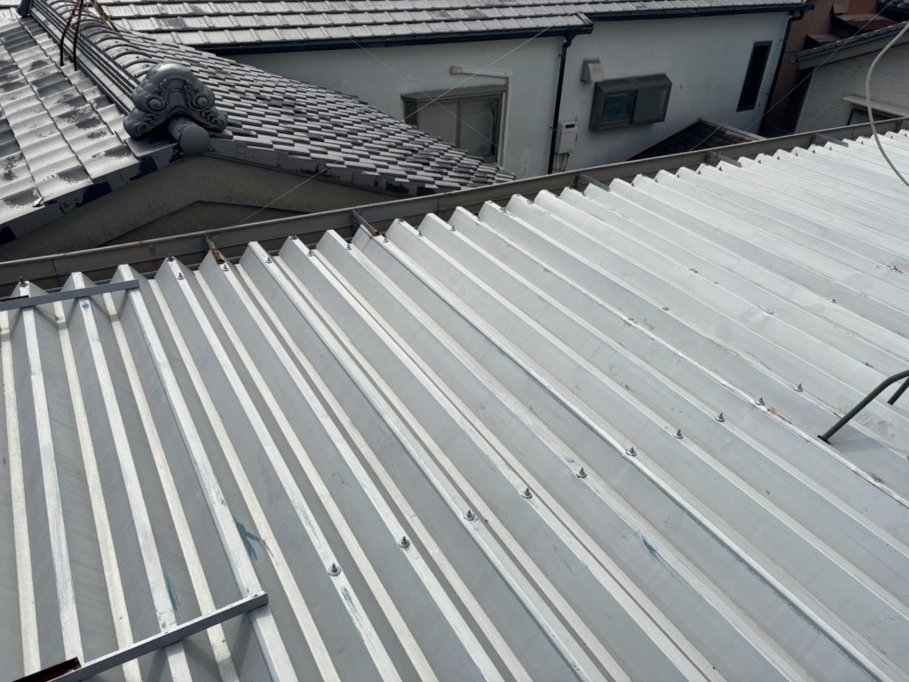 固定部が見える折半屋根