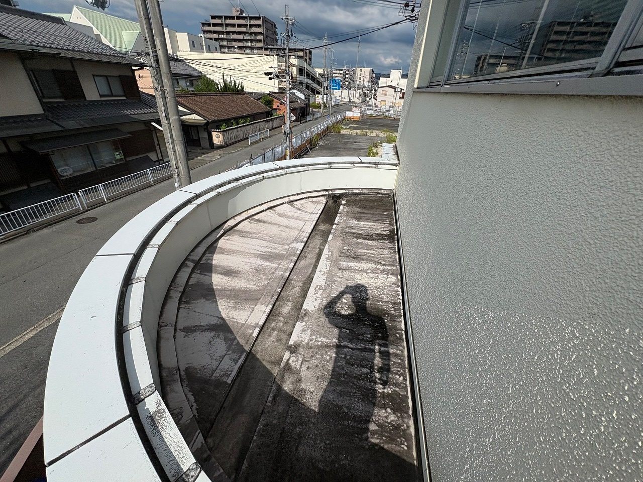 大和郡山市で色あせや傷みが見られた施工前のベランダ床