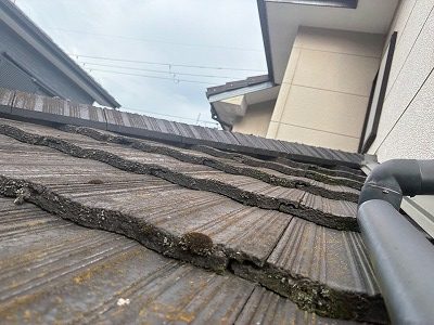 下から見た瓦の浮き