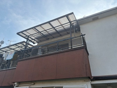 生駒市で屋根の色あせと表面劣化を調査！築35年以上のスレート屋根を確認