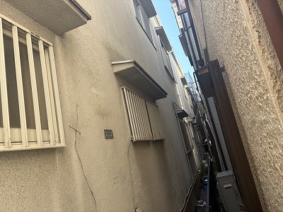 外壁に入った縦ひび