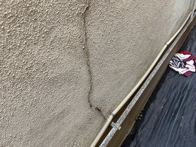 外壁ひび割れの拡大
