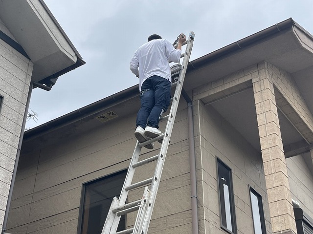 生駒郡斑鳩町　お隣さんの紹介で屋根の色褪せが気になるお宅の現場調査に伺いました