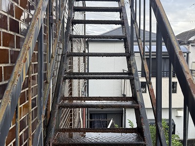 橿原市の鉄骨階段で塗装前に赤サビと剥がれが進行していた施工前の状態