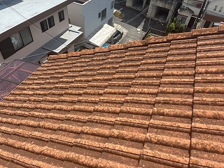 中腹屋根面の色あせ