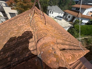 生駒市で調査した築23年モニエル瓦屋根に色あせと苔が広がってるので塗装をご提案