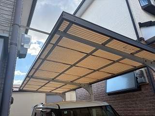 波板屋根を斜め下から確認