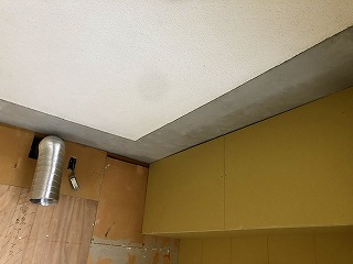河合町　2階の壁の張替リフォームをして天井と木枠の木部塗装工事を行いました