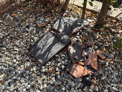 地上に落下した瓦片