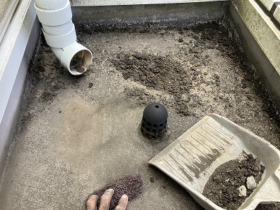 大和郡山市のベランダ防水前に床面をケレン処理