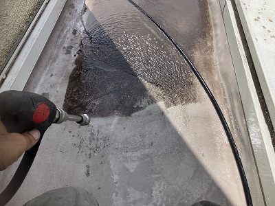 大和郡山市のベランダ防水前に床面を高圧洗浄