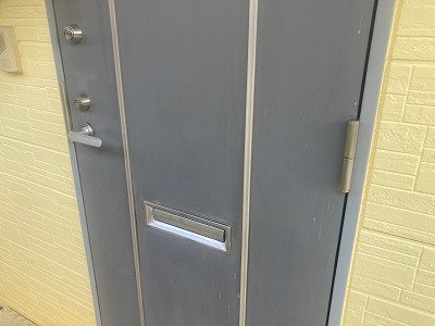 サビが発生していた玄関ドア下部を塗装で補修し、きれいに仕上がった工事完了後の状態