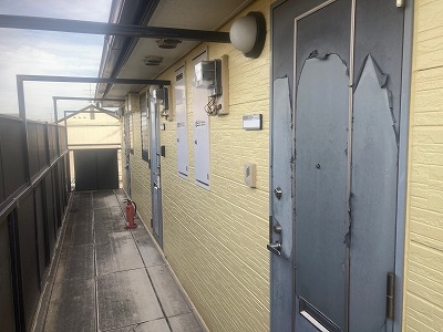 奈良市のハイツにて玄関ドアの塗装が剥がれ、全体的に劣化が進行している施工前の状態