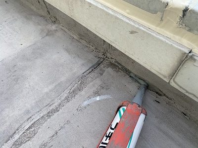 大和郡山市のベランダ防水で隙間をコーキング処理