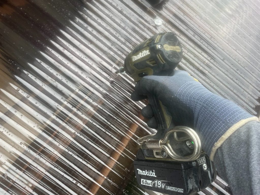 波板の固定作業