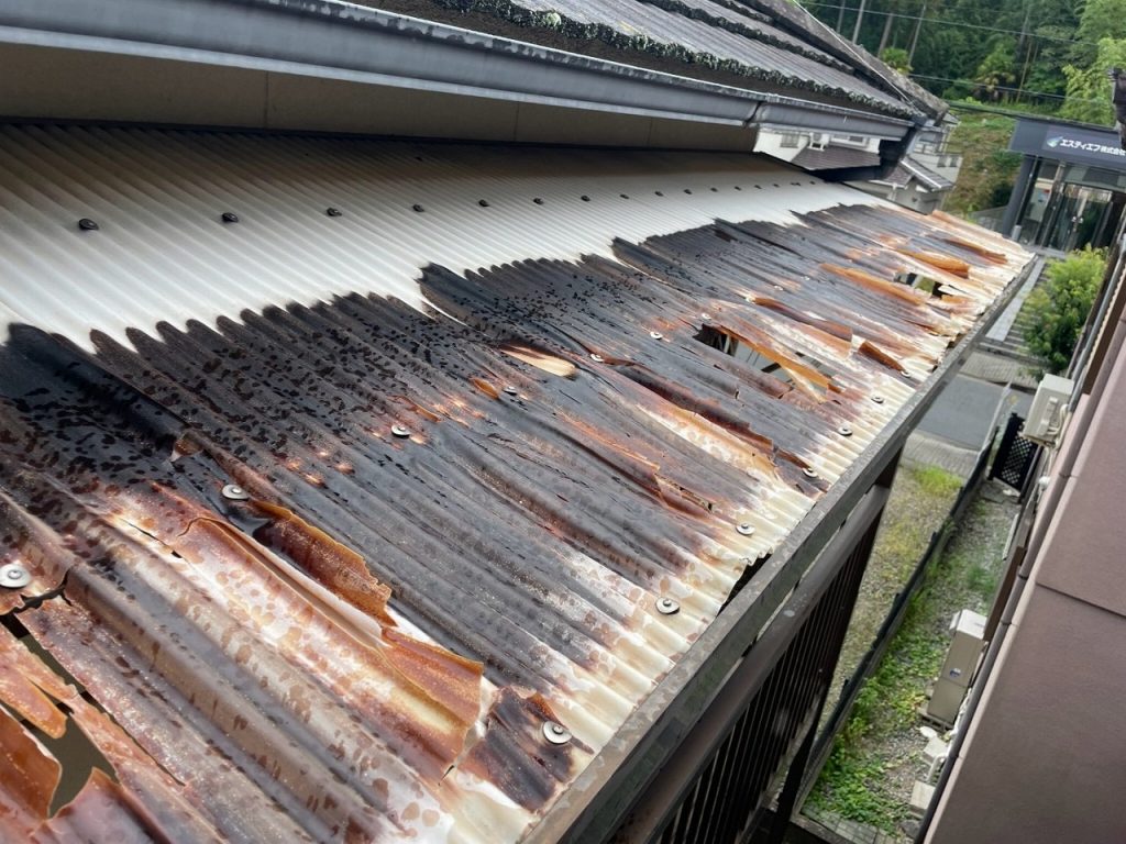 広範囲に傷んだ波板
