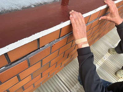 タイル壁に亀裂発生