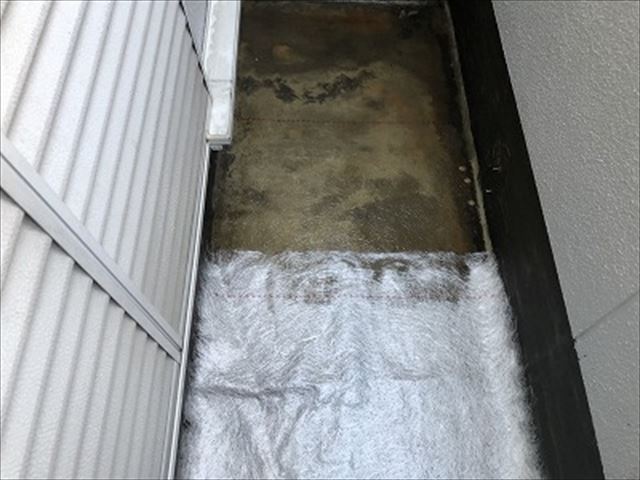 ベランダ床FRP防水　樹脂、ガラスマット施工