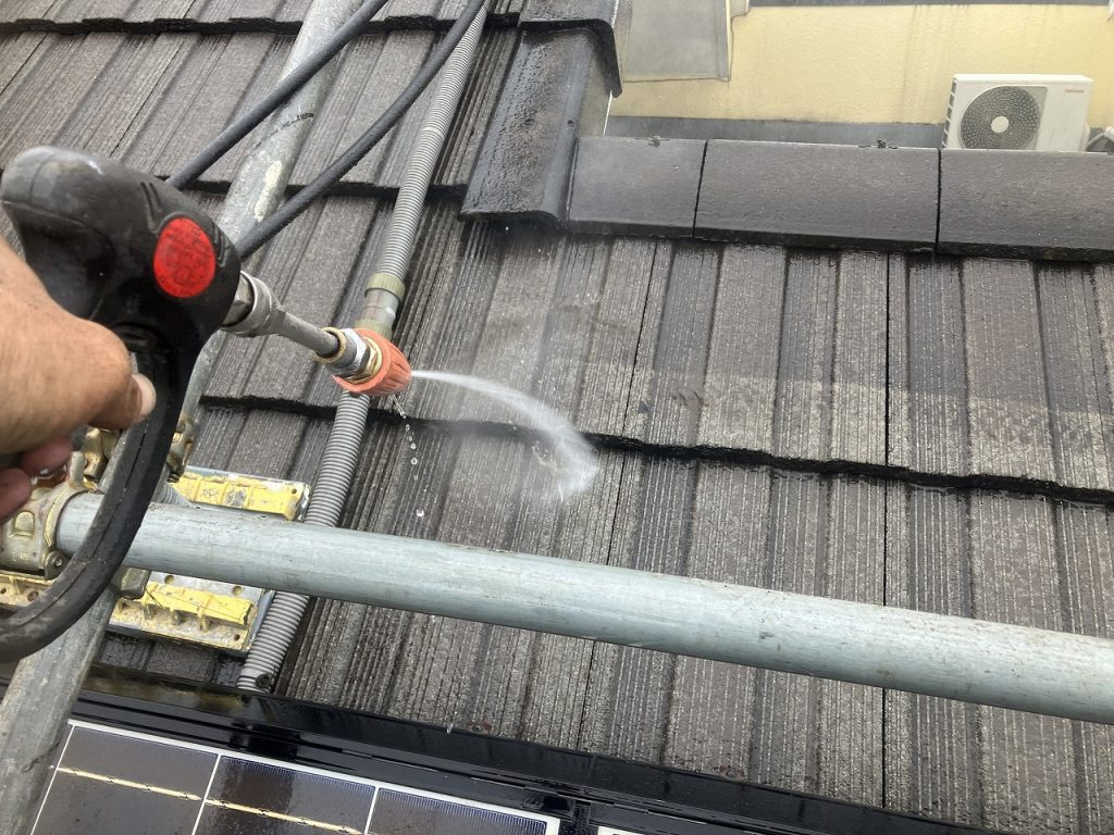 屋根の洗浄作業