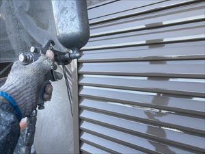 雨戸　上塗り２回目塗装