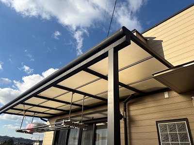 奈良市にてテラスのアクリル板の強風でバタバタ音がする！対策とは！