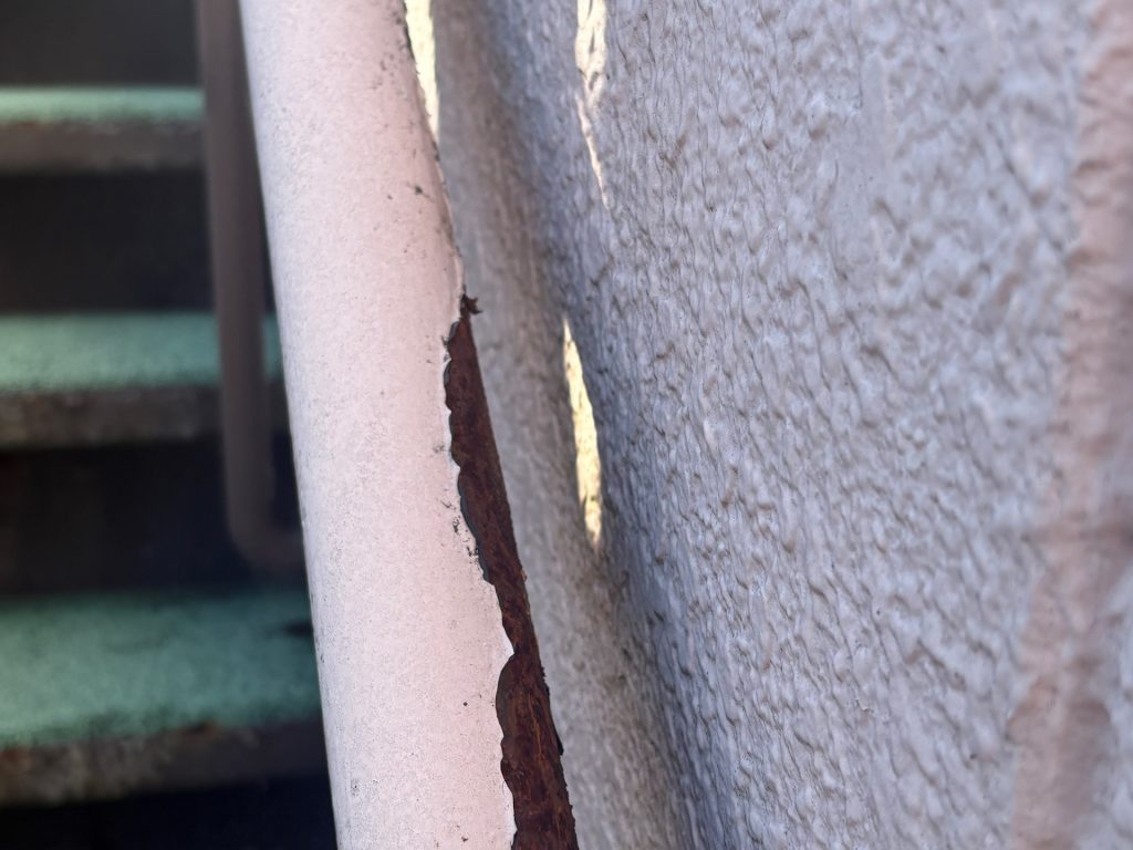 笠木パイプの塗膜剥がれ
