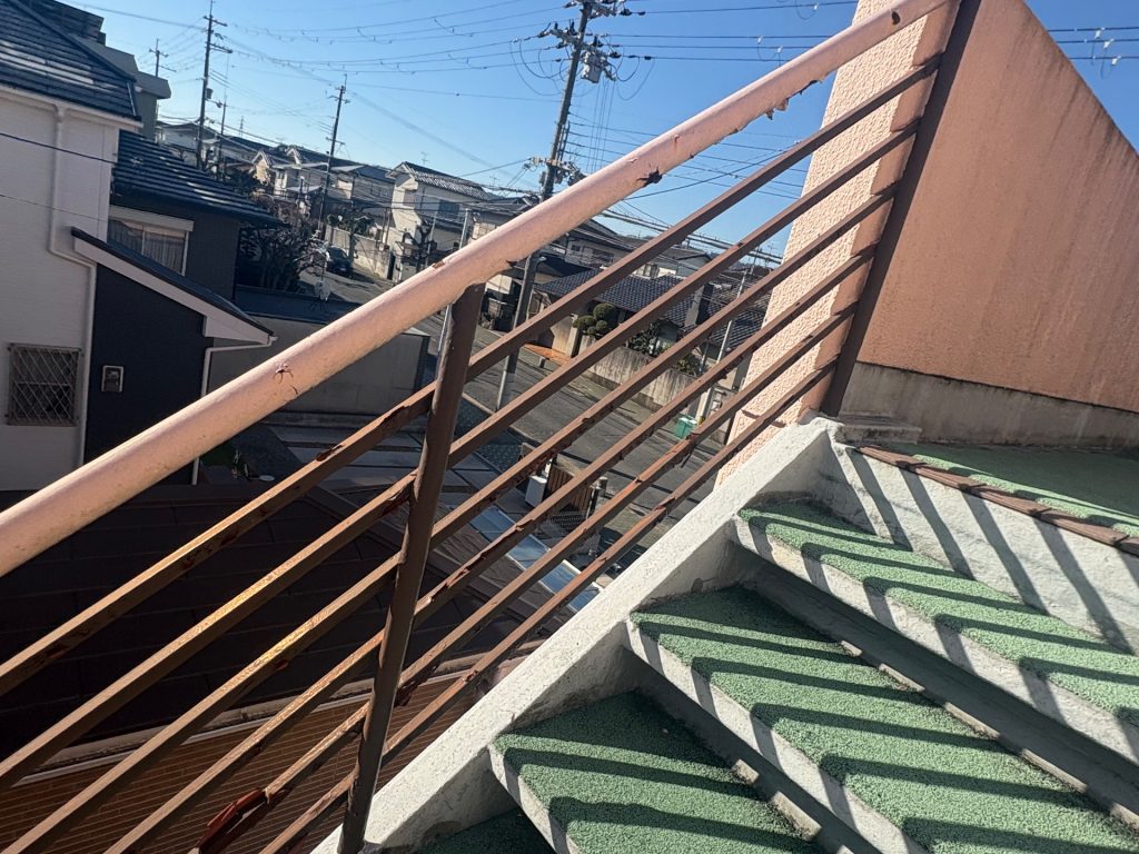 側面手すりの錆と剥がれ
