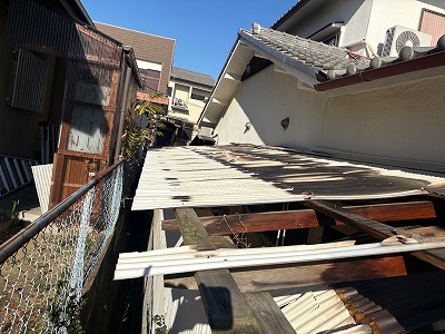 たわんだ小屋屋根全景