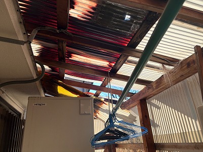 小屋内部の古い波板屋根